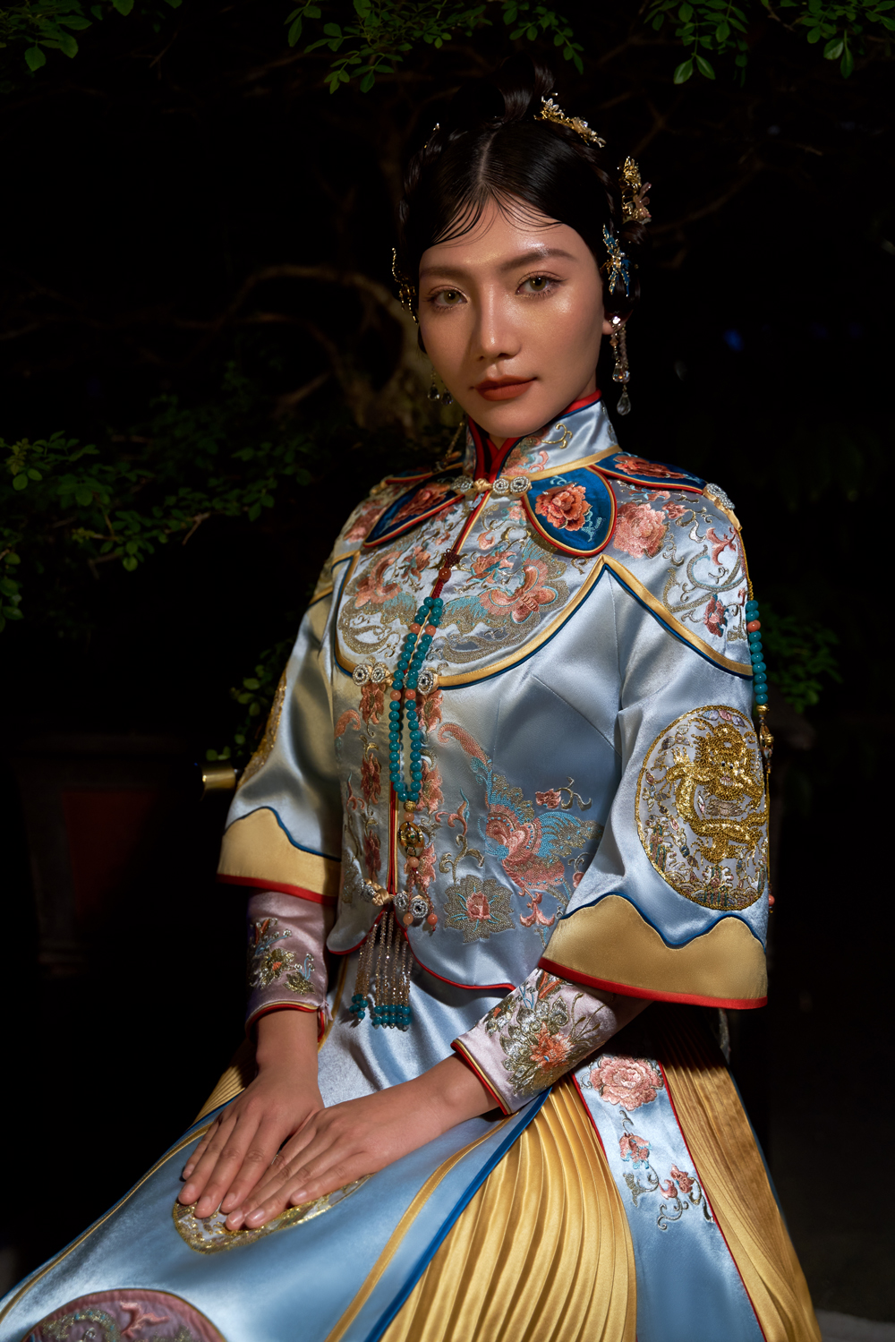 念江南 藍金撞色秀禾造型